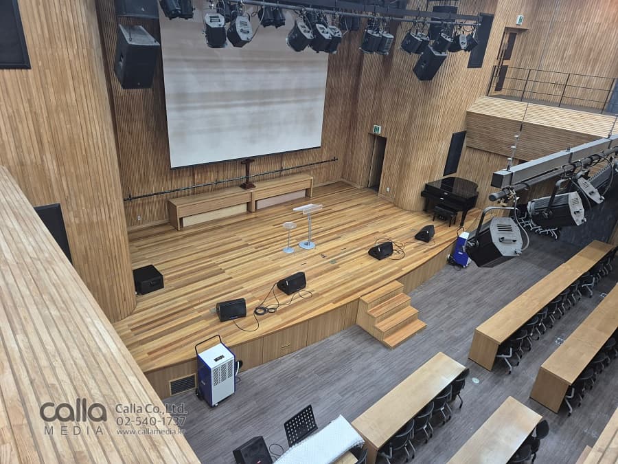 백월형 LED 전광판, 영상, 음향, 조명 시스템 설치 후기 - 라운드교회 시공 사례 현장 전광판 시공 모습 1