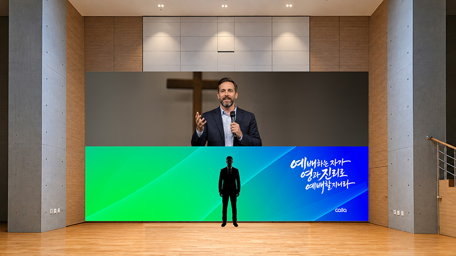 교회 무대 뒷면을 두 화면으로 나눈 LED 미디어월 설치 예시